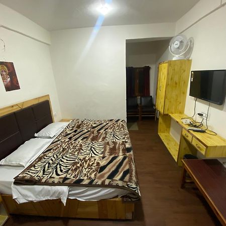 The Prasher Lodge Mall Road Manali Zewnętrze zdjęcie