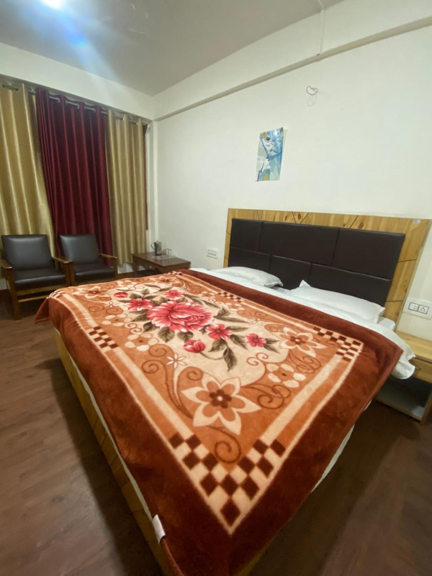 The Prasher Lodge Mall Road Manali Zewnętrze zdjęcie