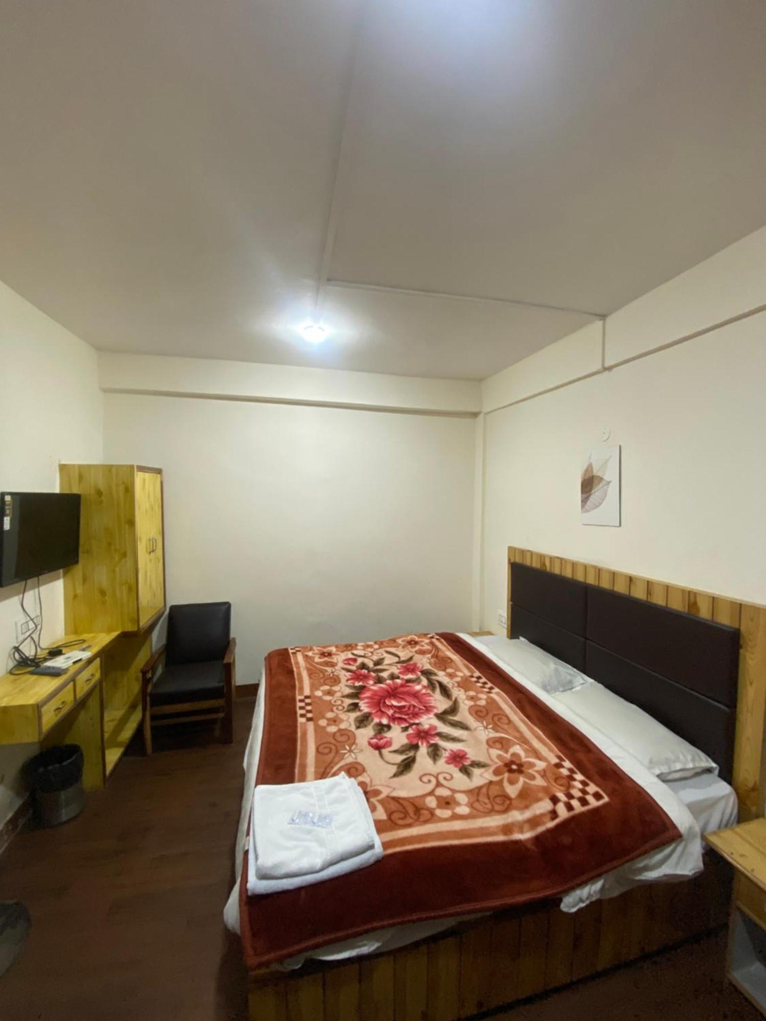 The Prasher Lodge Mall Road Manali Zewnętrze zdjęcie