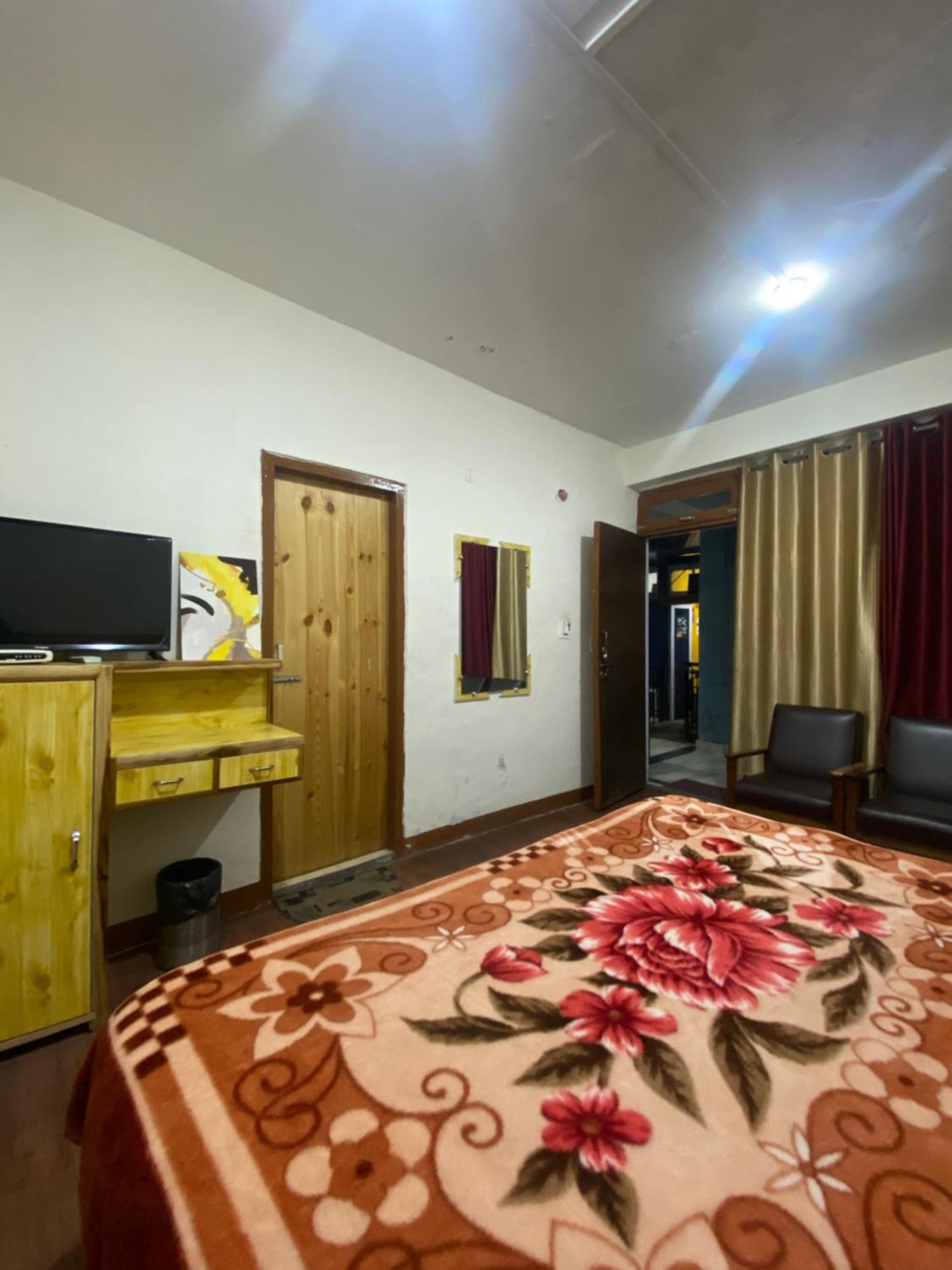 The Prasher Lodge Mall Road Manali Zewnętrze zdjęcie