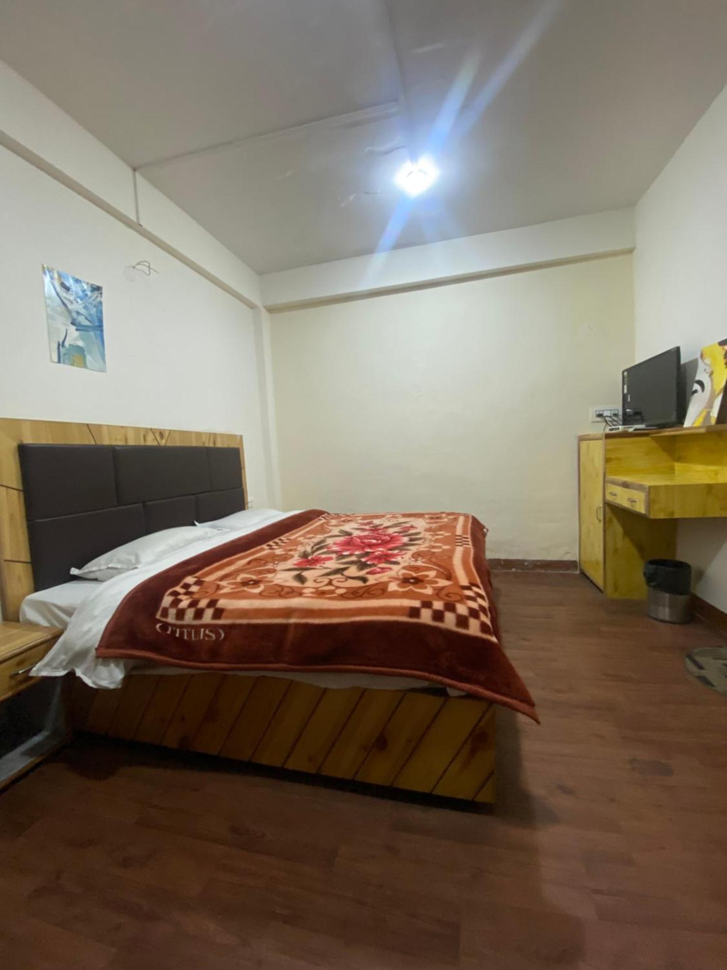 The Prasher Lodge Mall Road Manali Zewnętrze zdjęcie